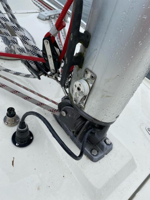 Photo 4 - detail of the base of the mast (2)